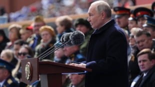 Hier hält Kreml-Chef Wladimir Putin bei der Militärparade seine Rede. (Bild: APA/AFP/POOL/Mikhail KLIMENTYEV)