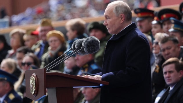 Hier hält Kreml-Chef Wladimir Putin bei der Militärparade seine Rede. (Bild: APA/AFP/POOL/Mikhail KLIMENTYEV)