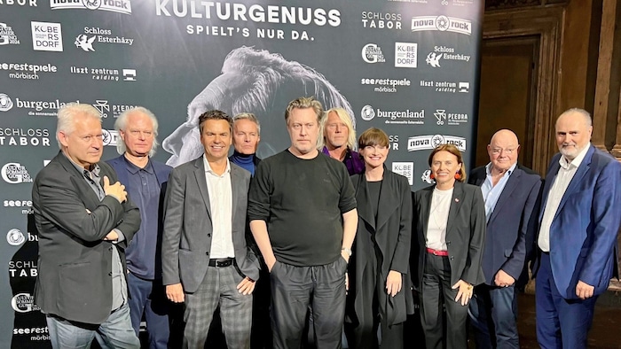 Burgschauspieler, Intendanten und Marketing-Profis mit Landeshauptmann Doskozil bei der ...