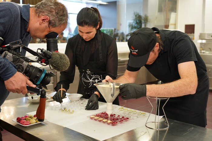 Mit feinster Handarbeit zaubern Julia und Stefan Felber in der Manufaktur schokoladige ...