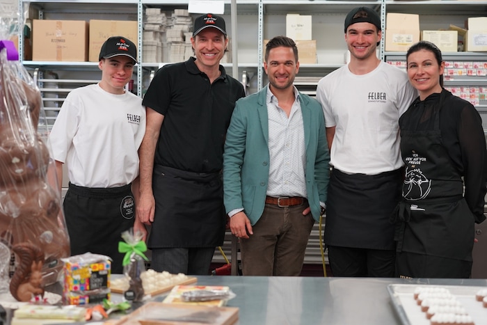 Die Familie Felber mit Servus-TV Moderator Richard Deutinger bei den Dreharbeiten für die ...