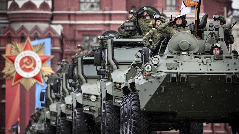 Russische Militärfahrzeuge im Moskauer Stadtzentrum (Bild: APA/AFP/POOL/Maksim BLINOV)