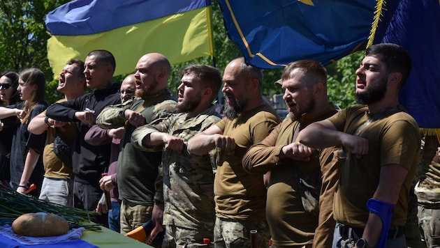 Die ukrainische Armee benötigt dringend neue Rekruten. (Bild: AP ( via APA) Austria Presse Agentur/Andriy Andriyenko)