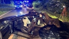 Feuerwehrleute musste die schwer verletzte Beifahrerin aus dem Wrack befreien. (Bild: BFKdo Tulln)