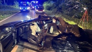 Feuerwehrleute musste die schwer verletzte Beifahrerin aus dem Wrack befreien.