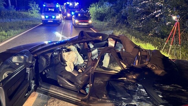 Feuerwehrleute musste die schwer verletzte Beifahrerin aus dem Wrack befreien. (Bild: BFKdo Tulln)