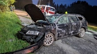 Der Wagen wurde beim Unfall völlig zerstört (Bild: FF Neukirchen/Walde)