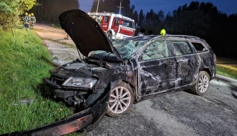 Der Wagen wurde beim Unfall völlig zerstört (Bild: FF Neukirchen/Walde)