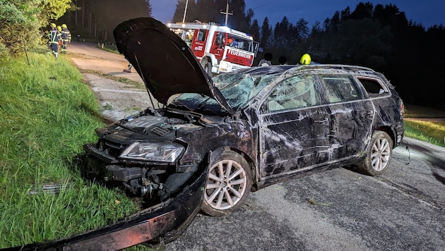 Araba kazada tamamen tahrip oldu (Bild: FF Neukirchen/Walde)