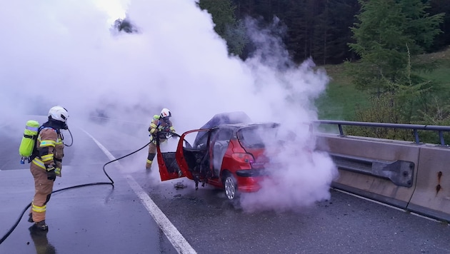 Das Fahrzeug ging auf der A10 in Flammen auf. (Bild: Freiwillige Feuerwehr Zederhaus)