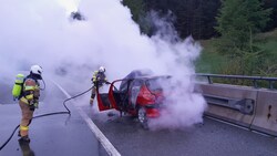 Das Fahrzeug ging auf der A10 in Flammen auf. (Bild: Freiwillige Feuerwehr Zederhaus)