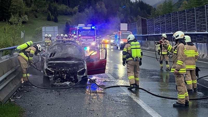 Am Fahrzeug entstand Totalschaden. (Bild: Freiwillige Feuerwehr Zederhaus)