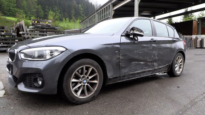 Der BMW ist ebenfalls in Mitleidenschaft gezogen worden.