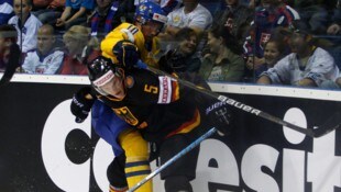 Korbinian Holzer (v.) hält nun für die 99ers seine Knochen hin.