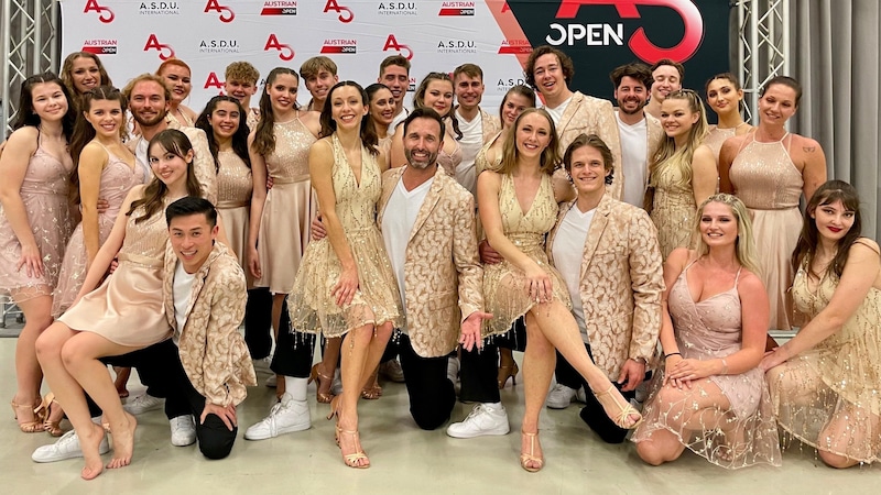 Chef-Trainer Jörg Hippmann (Mitte) mit seinen Showdance-Profis (Bild: Tanzschule Hippmann)
