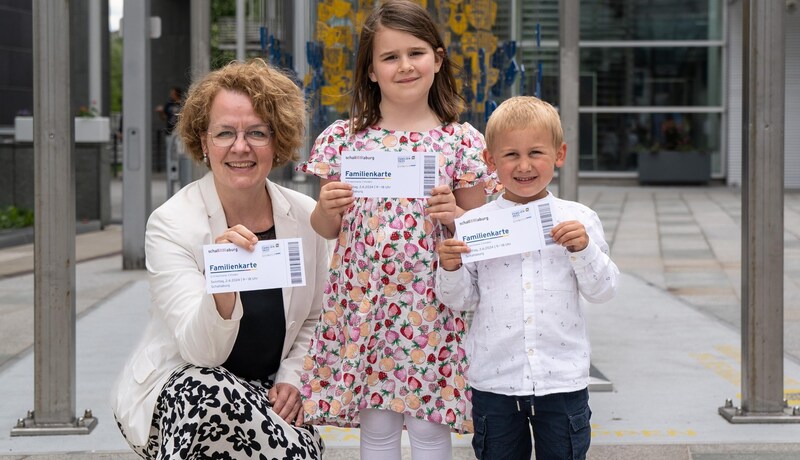 Muttertag-Gewinnspiel zum 100-Jahre-Jubiläum. Im Bild: Landesrätin Christiane Teschl-Hofmeister mit Kindergartenkindern. (Bild: NÖFAM)