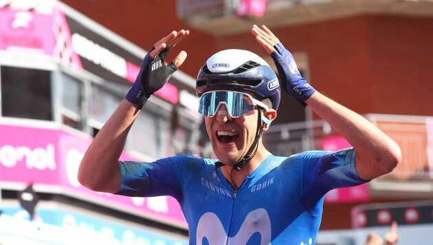 Pelayo Sanchez kann kaum glauben, dass sein Traum vom Giro-Sieg real geworden ist.  (Bild: AFP/APA/Luca Bettini)