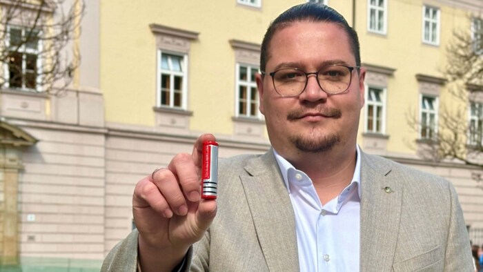 SPÖ-Energiesprecher Thomas Antlinger mit einer Batterie.