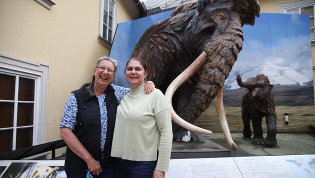 Brigitte Edlinger und Daniela Wagner waren selbst schon als Kinder im Haus der Natur. Seit acht bzw. 15 Jahren achten sie auf die Ordnung im Haus und lassen die Besucher ein und aus. (Bild: Tröster Andreas)