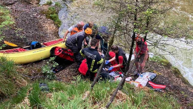 Die Einsatzkräfte versuchten noch alles, leider vergebens. (Bild: Österreichische Wasserrettung Landesverband OÖ)