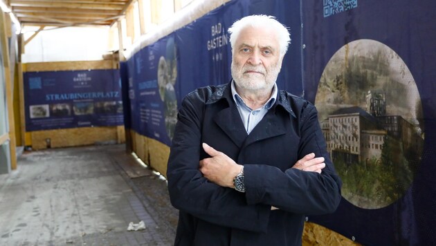 Rudi Mitterhofer vor dem Haus Straubingerplatz 1 – während der Bauzeit konnte er nicht zum Eingang seiner Werkstätte fahren. (Bild: Gerhard Schiel)