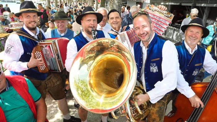Musicians play hearty music.