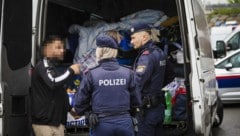 Einsatzleiter Gottfried Hohensinn kontrollierte mit 30 Polizeibeamten aus OÖ und Deutschland mehrere hundert Fahrzeuge. (Bild: Scharinger Daniel, Krone KREATIV)