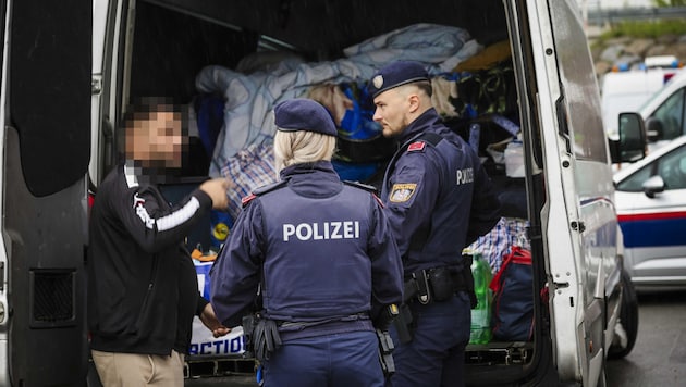 Einsatzleiter Gottfried Hohensinn kontrollierte mit 30 Polizeibeamten aus OÖ und Deutschland mehrere hundert Fahrzeuge. (Bild: Scharinger Daniel, Krone KREATIV)