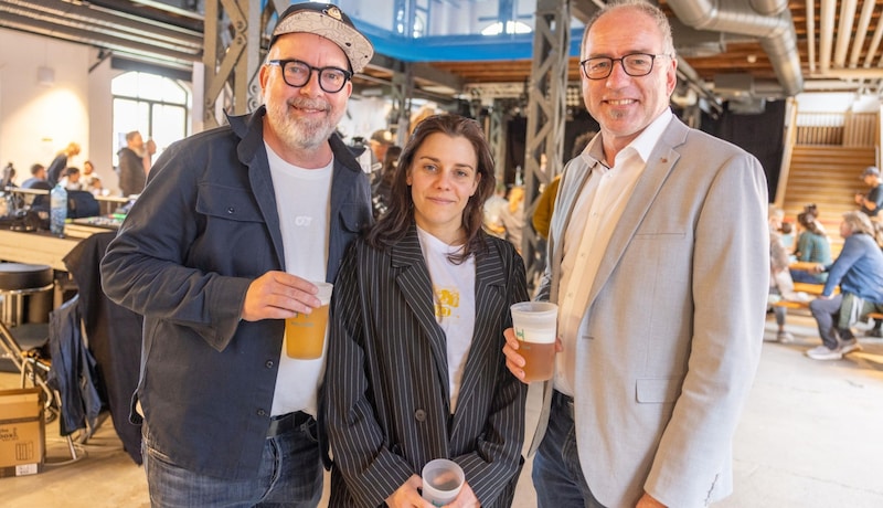 Rainer Candido, 10 Volt-Initiatorin Giovanna Fartacek und Halleins Bürgermeister Alexander Stangassinger (v.l.n.r.) (Bild: wildbild)