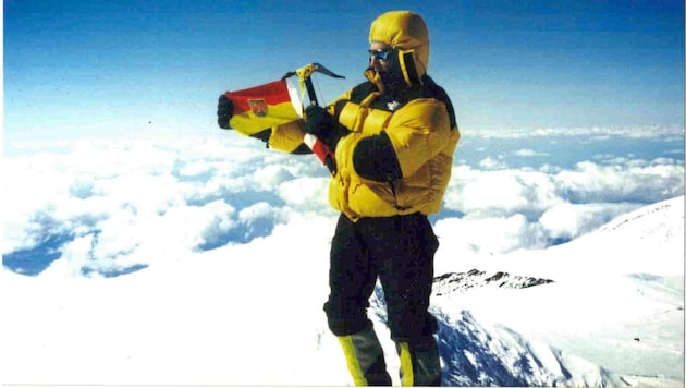 Am 2. Juni 2005 hat Hans Goger im Alleingang den Mount Everest bezwungen und auf dem höchsten Gipfel der Welt die Burgenland-Fahne gehisst. (Bild: Team Goger)
