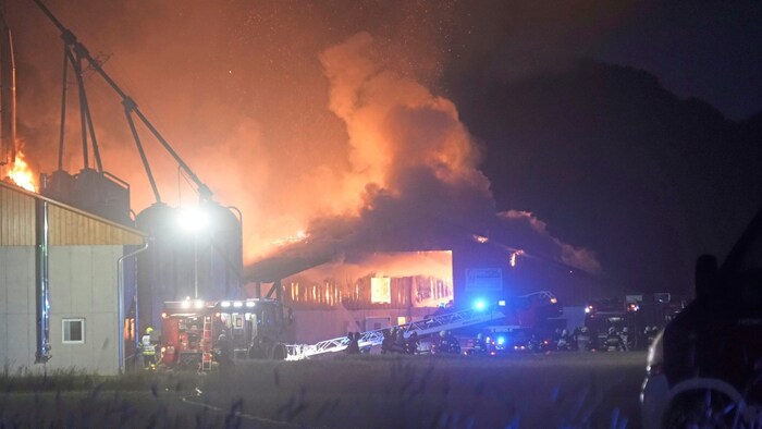 Der Großbrand wurde bis tief in die Nacht bekämpft