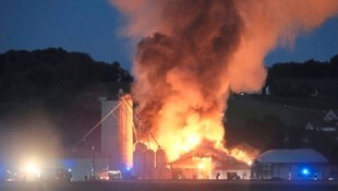 Der ganze Stall in St. Peter am Ottersbach (Steiermark) steht in Flammen. (Bild: Pail Sepp)