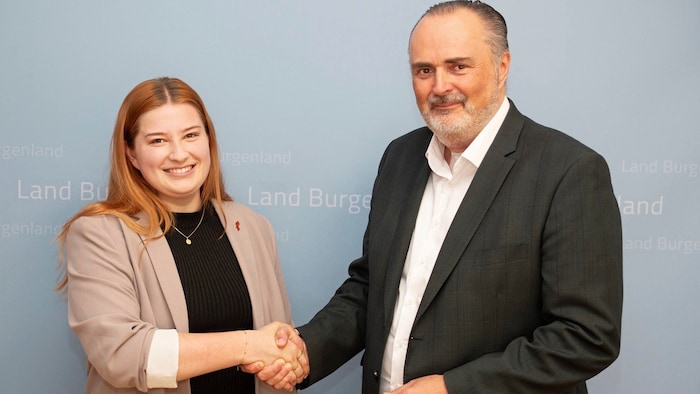 Beim Besuch im Landhaus gratulierte Doskozil der Feuerwehrfrau Lena Unger zu ihrem Erfolg.