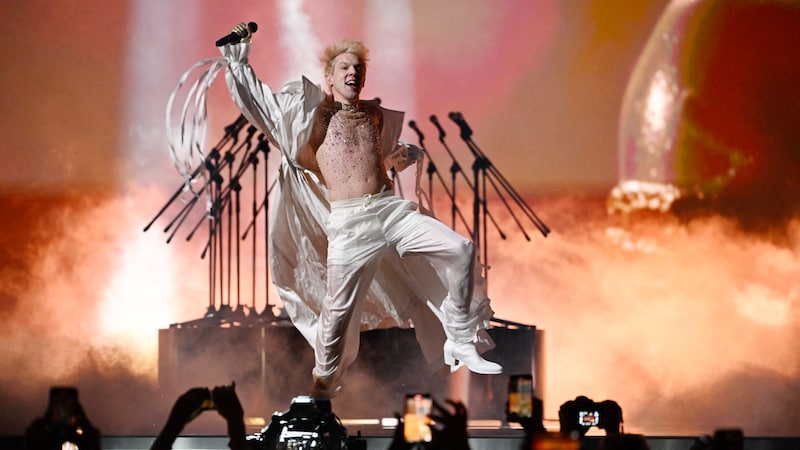 Mustii from Belgium showed off his glitter six-pack. (Bild: AP ( via APA) Austria Presse Agentur/Für Belgien setzte der Sänger Mustii auf einen Glitzer-Sixpack und Stimmkraft bei seinem Song „Before the Party’s Over“. Iggy Pop ließ grüßen!)