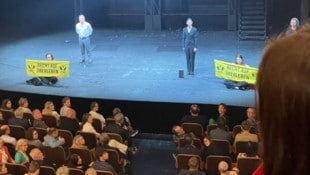 Mitglieder der Klimaschutzgruppe „Letzte Generation“ haben am Donnerstagabend im Wiener Burgtheater eine Aufführung von Goethes „Faust“ unterbrochen. (Bild: Letzte Generation Österreich)