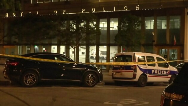 In dieser Polizeiwache in Paris wurden zwei Polizisten durch eine entrissene Dienstwaffe verletzt. (Bild: APA/AFP)