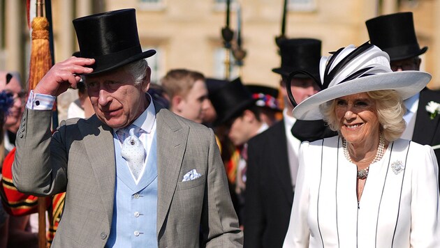 König Charles und Königin Camilla auf der Gartenparty des Königs. (Bild: AFP/APA/POOL/Jordan Pettitt)