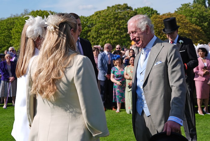 Károly király kerti partiján a közigazgatás, a hadsereg és a civil társadalom emberei ...