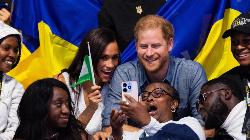 Harry und Meghan inmitten der nigerianischen Fans bei den Invictus Games in Düsseldorf (Bild: APA/dpa/Rolf Vennenbernd)