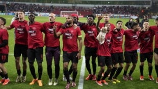 Leverkusens Spieler feierten den Final-Einzug mit ihren Fans zu den Klängen von „Bella Ciao“.  (Bild: AP ( via APA) Austria Presse Agentur/ASSOCIATED PRESS)