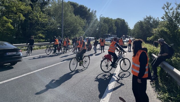 The Last Generation group on the A4 in Vienna on Friday morning (Bild: Letzte Generation AT)