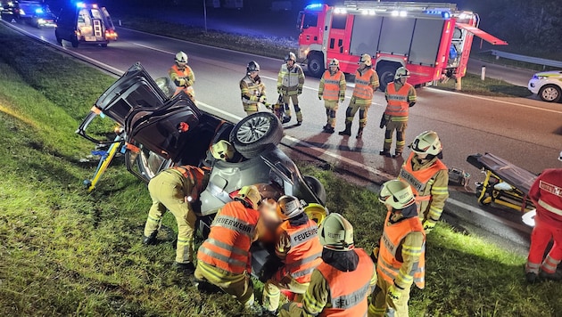 Die Lenkerin musste von der Feuerwehr befreit werden. (Bild: ZOOM Tirol/Krone KREATIV)