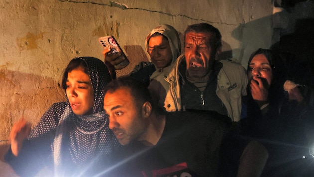 Nach einem israelischen Bombenangriff im Gazastreifen werden Zivilisten aus einem Haus gerettet. (Bild: APA/AFP)