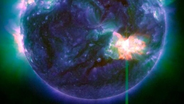 Die NASA-Sonde SDA hat am Donnerstag diese starke Sonneneruption – der helle Blitz im Bild rechts – aufgenommen. (Bild: NASA/SDA/AIA)