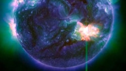 Die NASA-Sonde SDA hat am Donnerstag diese starke Sonneneruption – der helle Blitz im Bild rechts – aufgenommen. (Bild: NASA/SDA/AIA)