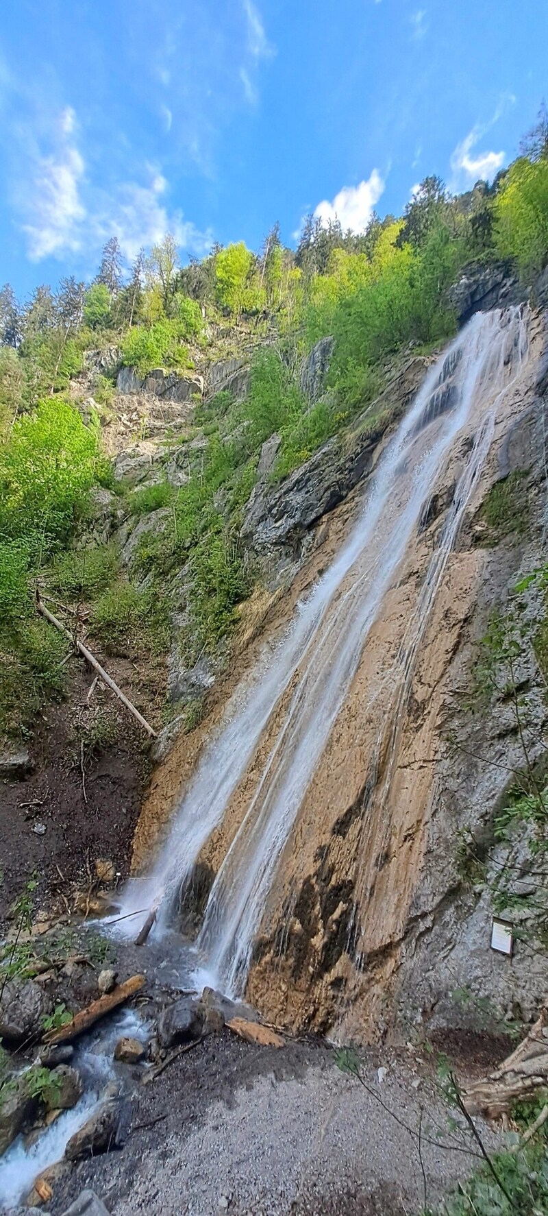 The water plunges almost vertically around 30 meters into the depths (Bild: Rubina Bergauer)