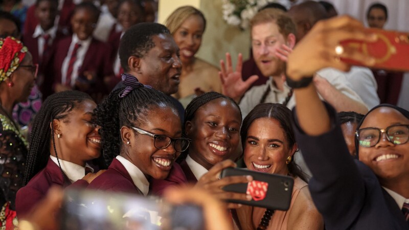 Harry und Meghan posierten für Selfies. (Bild: APA/AFP/Kola SULAIMON)