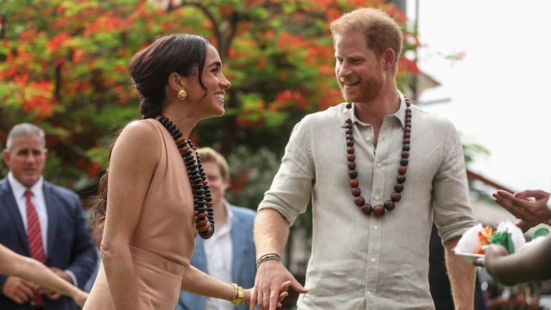 Herzogin Meghan und Prinz Harry in Nigeria (Bild: APA/AFP/Kola SULAIMON)