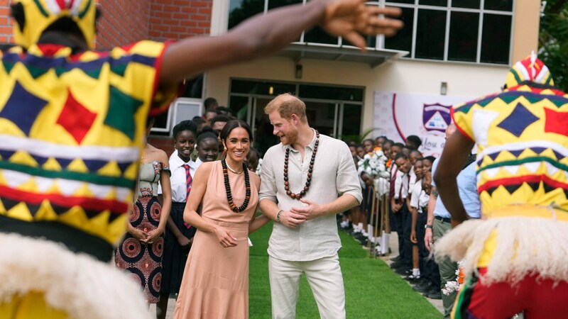 Herzogin Meghan und Prinz Harry in Nigeria (Bild: AP ( via APA) Austria Presse Agentur/Sunday Alamba)