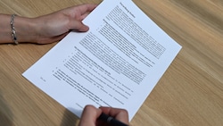 Das Land Vorarlberg führt ab 1. Juni eine Kodex-Vereinbarung (siehe Bild) für Asylwerber ein. (Bild: APA/Helmut Fohringer)